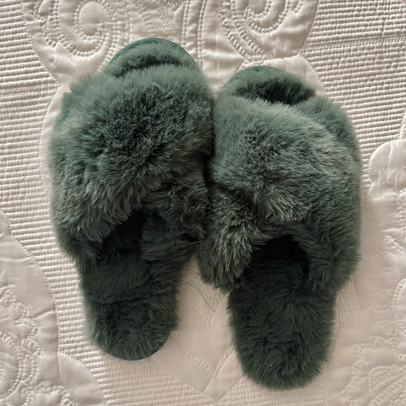 LC Lauren Conrad Women's Faux Fur Slippers - Picture 2 of 4